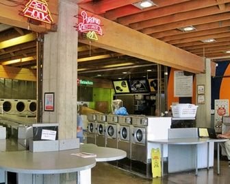 В калифорнийском кафе можно одновременно поесть и постирать одежду