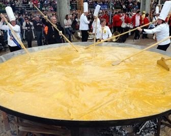 В Бельгии приготовили гигантский омлет