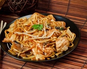 Китайское кафе предлагает бесплатную еду для дворников, солдат и пожилых людей