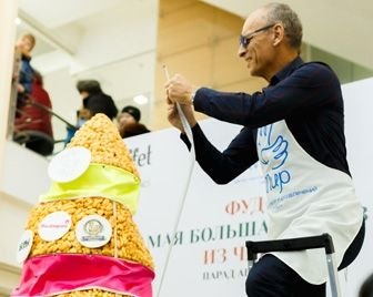 В Уфе создали огромную елку из чак-чака