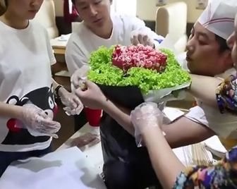 Мясной букет помог китайцу сделать незабываемое предложение руки и сердца