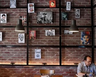 Ресторан в Тунисе привлекает клиентов, используя изображения мировых диктаторов